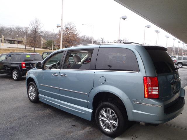 Chrysler Town and Country 2009 photo 2