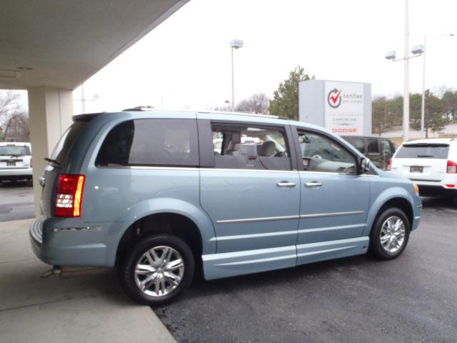 Chrysler Town and Country 2009 photo 3
