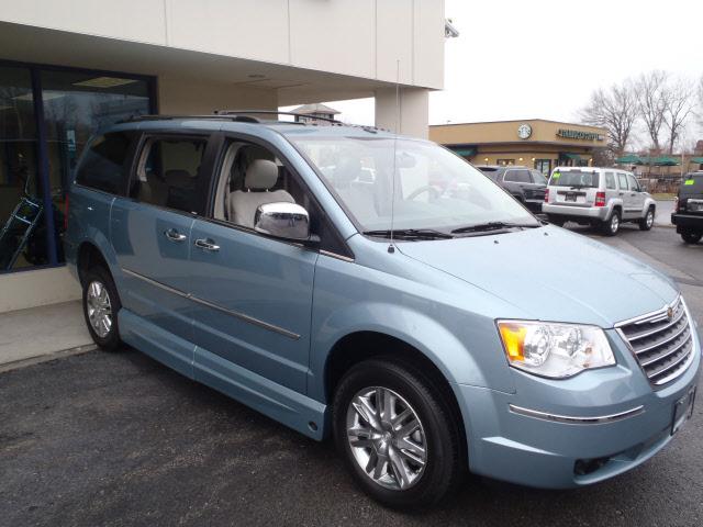 Chrysler Town and Country 2009 photo 4
