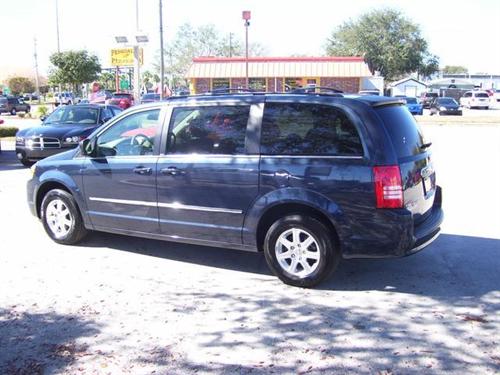 Chrysler Town and Country 2009 photo 2