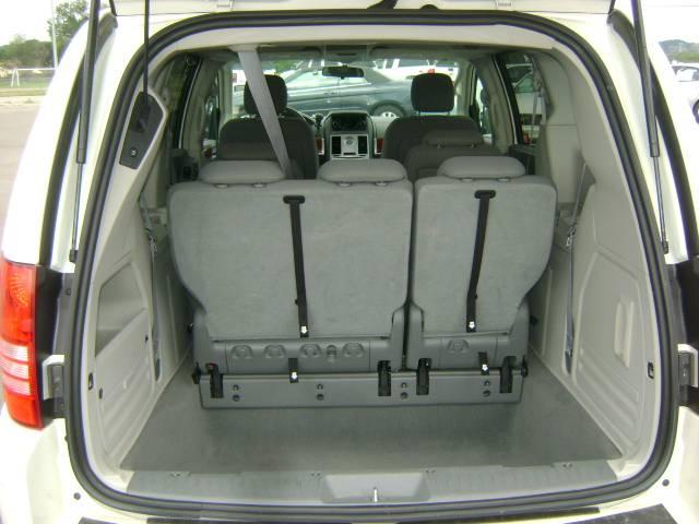 Chrysler Town and Country 2009 photo 2