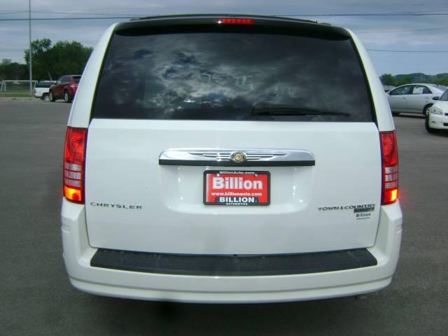 Chrysler Town and Country 2009 photo 3