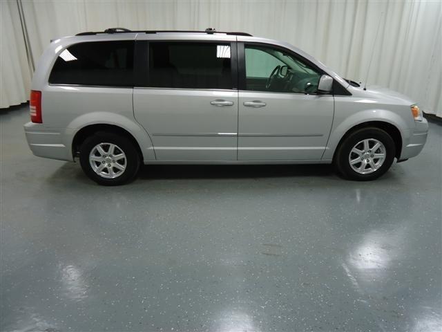 Chrysler Town and Country 2009 photo 1