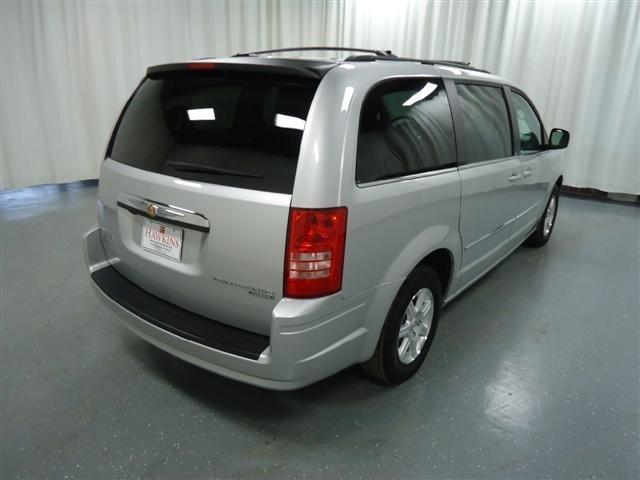 Chrysler Town and Country 2009 photo 2