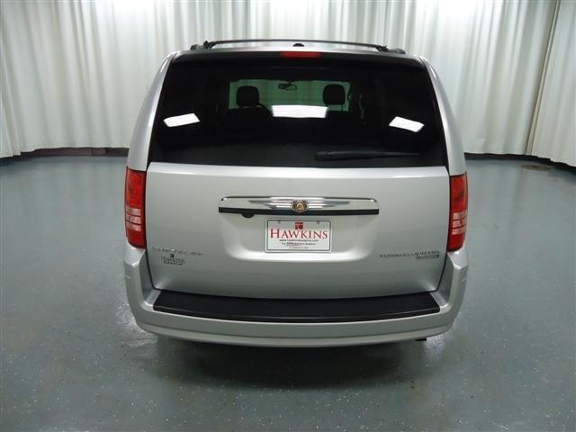 Chrysler Town and Country 2009 photo 3