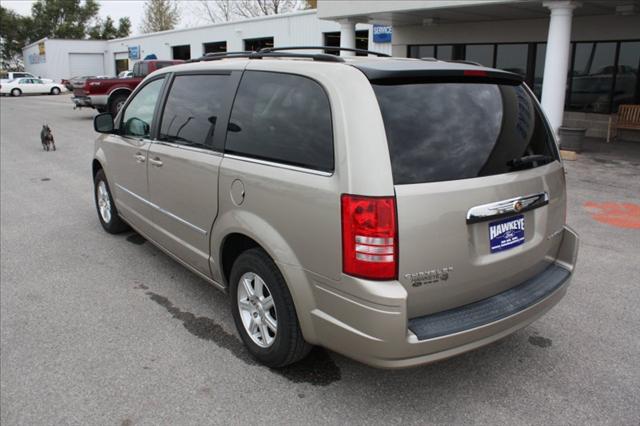 Chrysler Town and Country 2009 photo 2