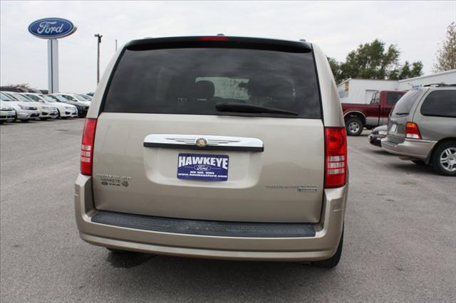 Chrysler Town and Country 2009 photo 3