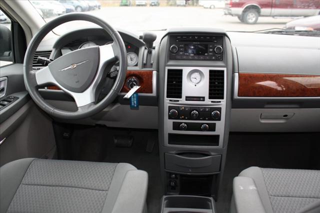 Chrysler Town and Country 2009 photo 4