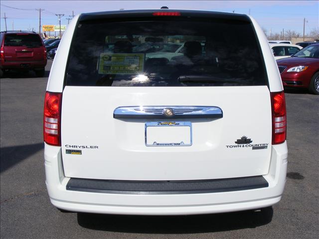 Chrysler Town and Country 2009 photo 3