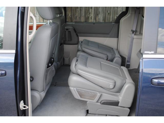 Chrysler Town and Country 2009 photo 3