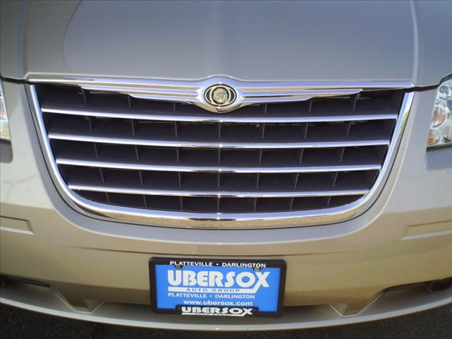 Chrysler Town and Country 2009 photo 2