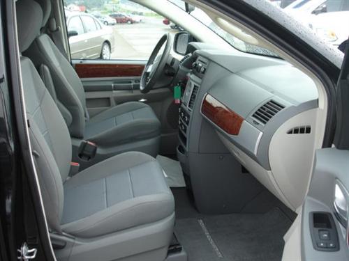 Chrysler Town and Country 2009 photo 2