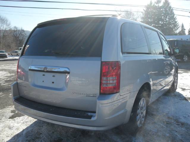 Chrysler Town and Country 2009 photo 2