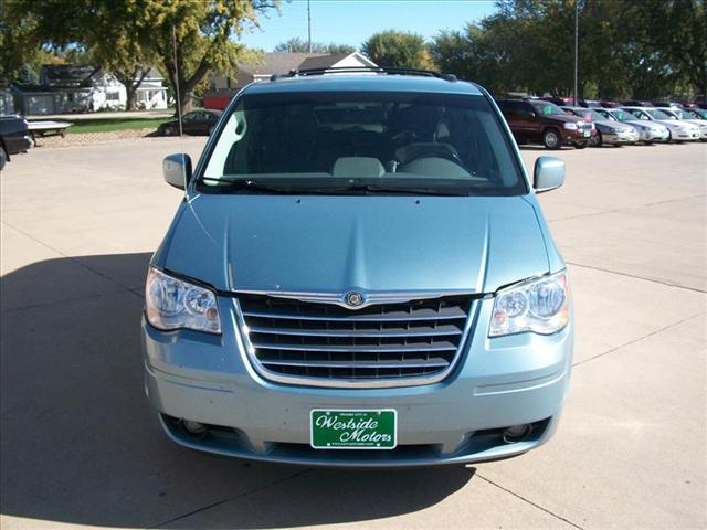 Chrysler Town and Country 2009 photo 2