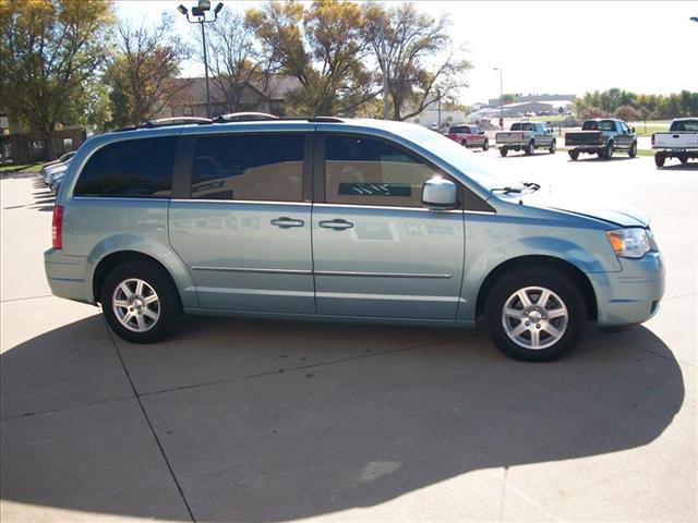 Chrysler Town and Country 2009 photo 3
