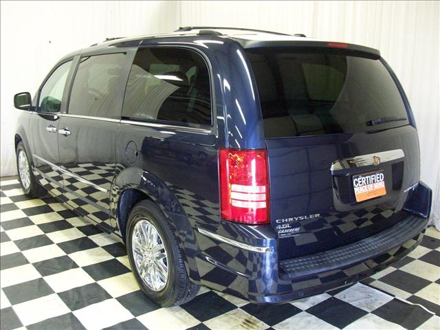 Chrysler Town and Country 2009 photo 2