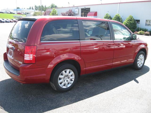 Chrysler Town and Country 2009 photo 2
