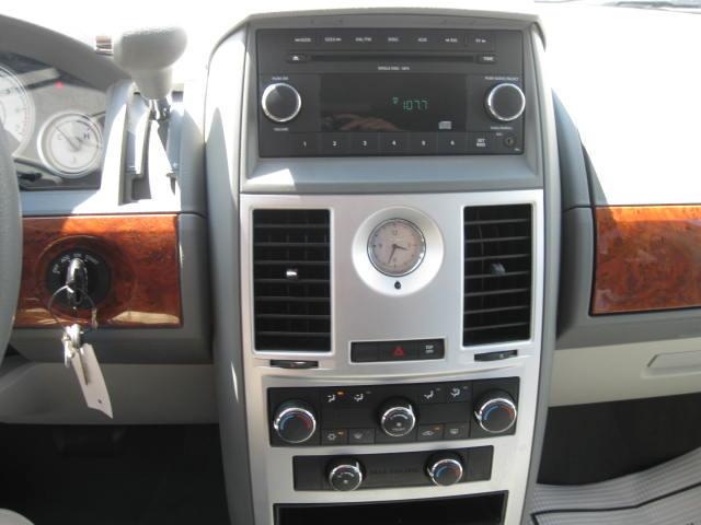 Chrysler Town and Country 2009 photo 4