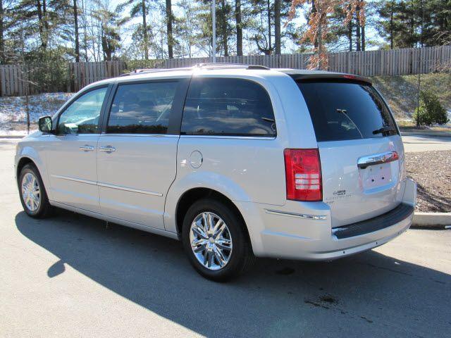 Chrysler Town and Country 2009 photo 2