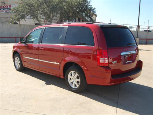Chrysler Town and Country 2009 photo 2