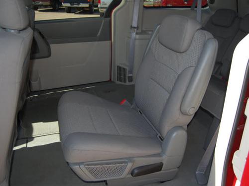 Chrysler Town and Country 2009 photo 3