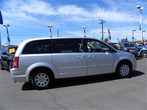 Chrysler Town and Country 2009 photo 2