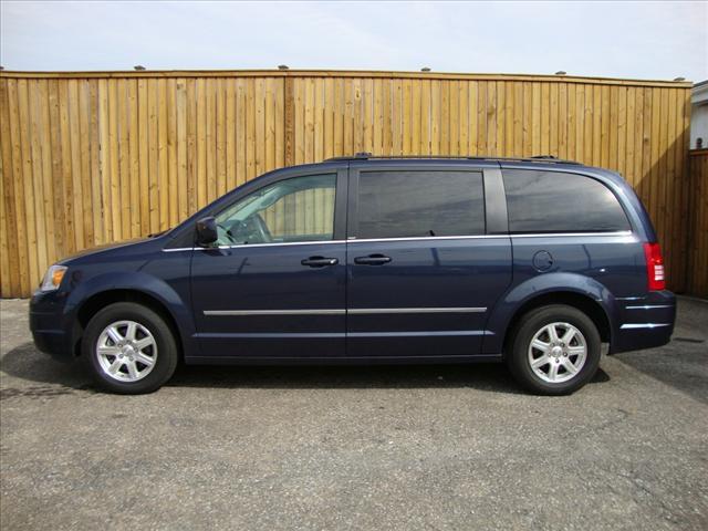 Chrysler Town and Country 2009 photo 2