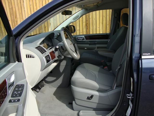 Chrysler Town and Country 2009 photo 3