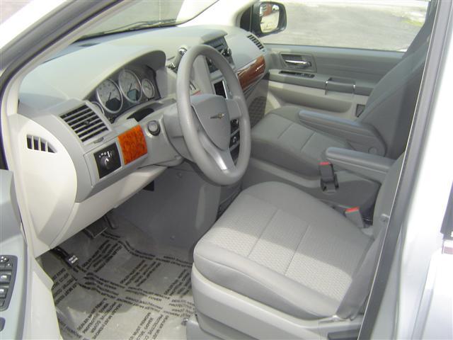 Chrysler Town and Country 2009 photo 1
