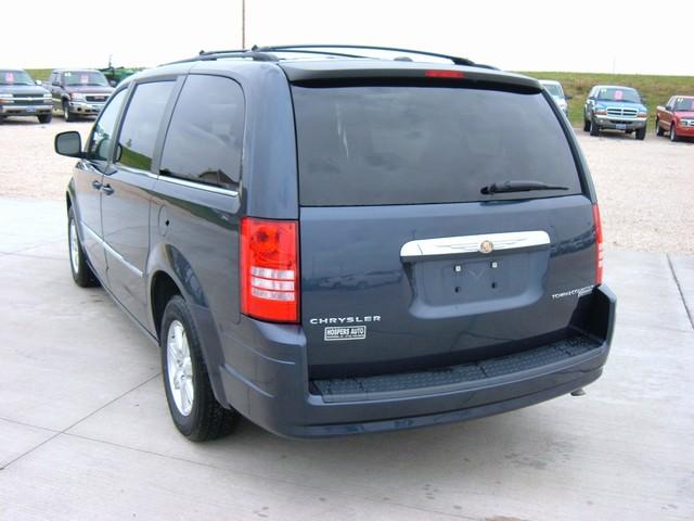 Chrysler Town and Country 2009 photo 1