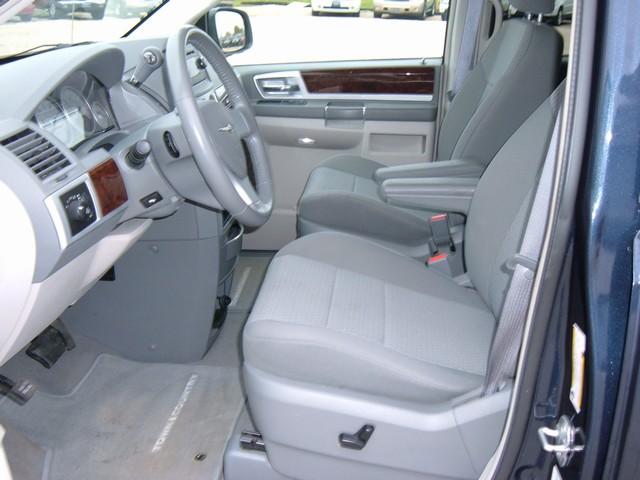 Chrysler Town and Country 2009 photo 2