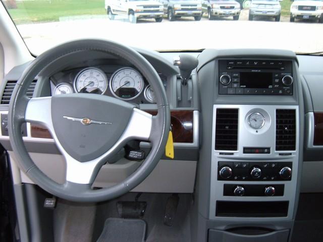 Chrysler Town and Country 2009 photo 5