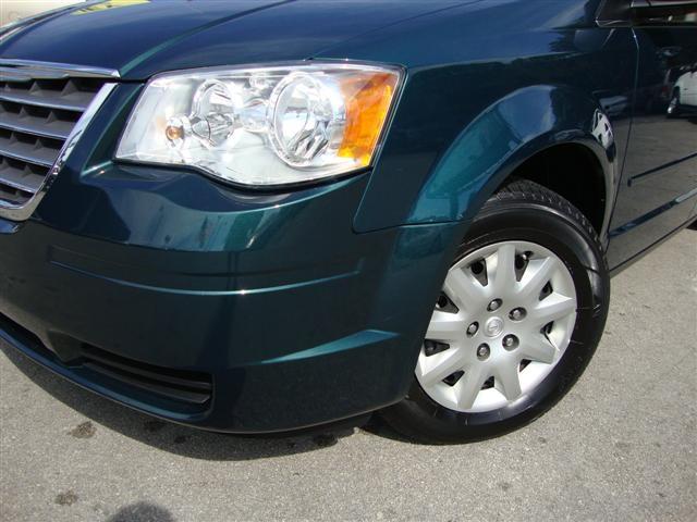 Chrysler Town and Country 2009 photo 1