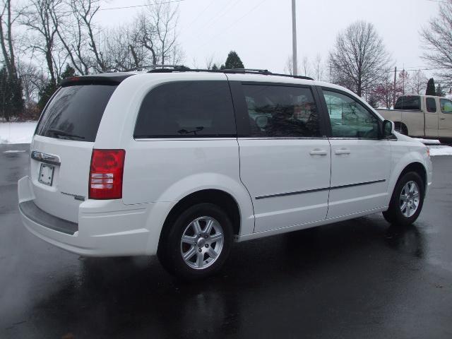 Chrysler Town and Country 2009 photo 1