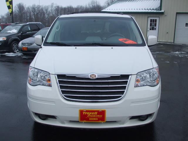 Chrysler Town and Country 2009 photo 2