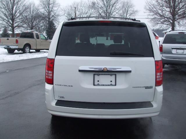 Chrysler Town and Country 2009 photo 3