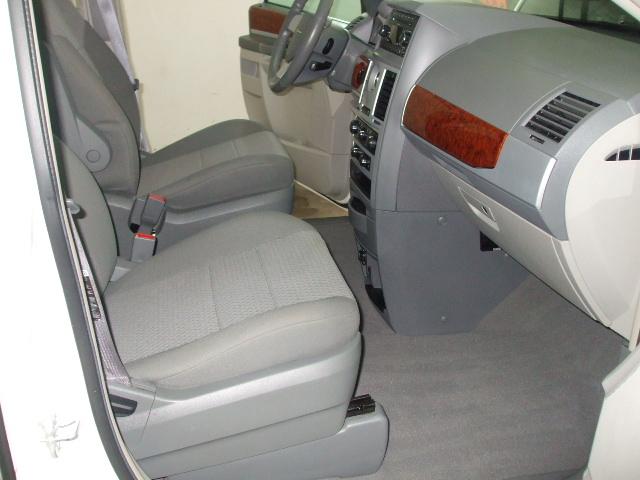 Chrysler Town and Country 2009 photo 4