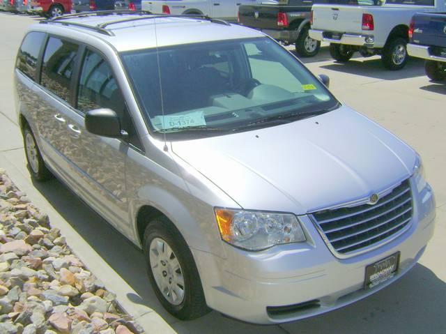 Chrysler Town and Country 2009 photo 2