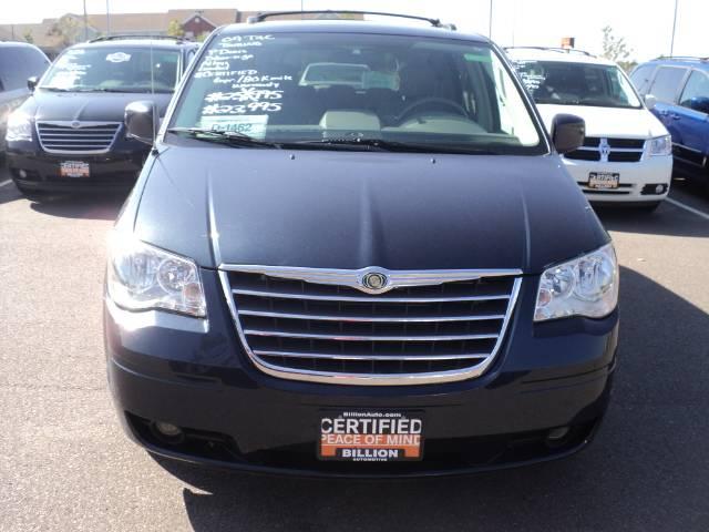Chrysler Town and Country 2009 photo 1
