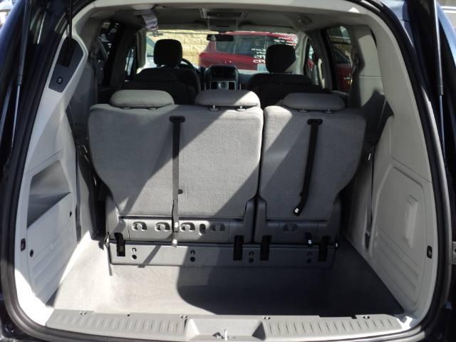 Chrysler Town and Country 2009 photo 2