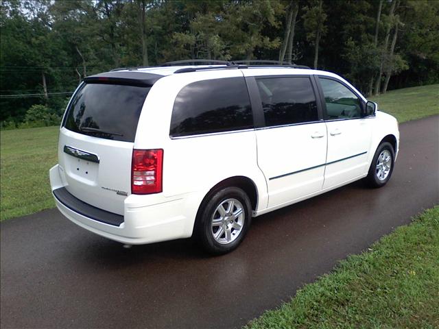 Chrysler Town and Country 2009 photo 2