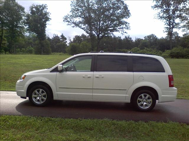 Chrysler Town and Country 2009 photo 3