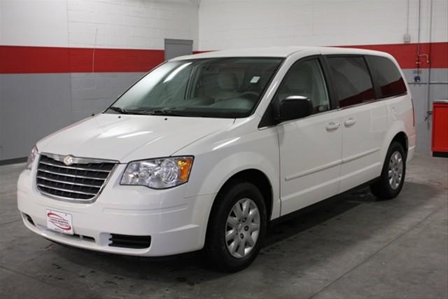 Chrysler Town and Country 2009 photo 2