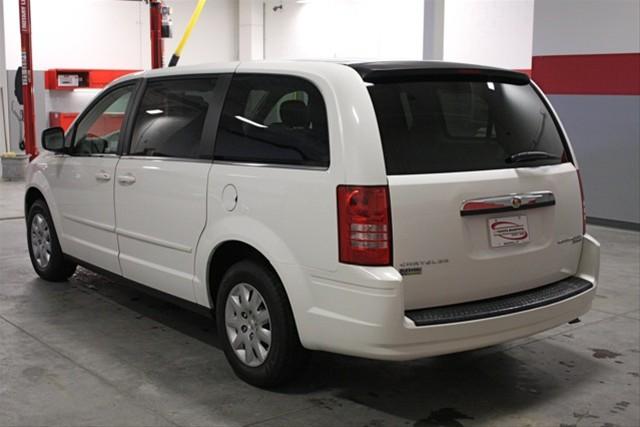 Chrysler Town and Country 2009 photo 3