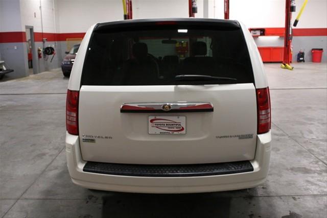 Chrysler Town and Country 2009 photo 4