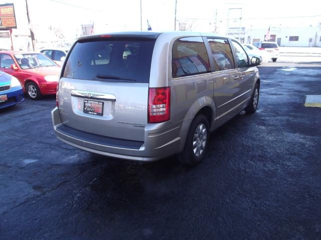 Chrysler Town and Country 2009 photo 2