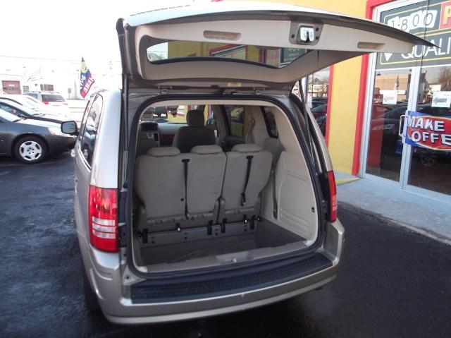 Chrysler Town and Country 2009 photo 3
