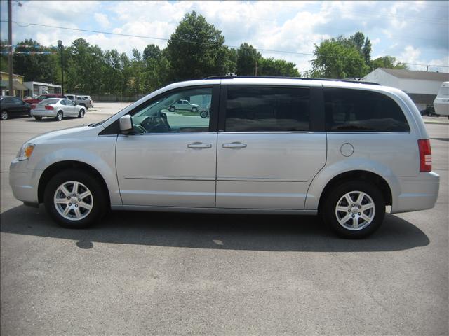 Chrysler Town and Country 2009 photo 1