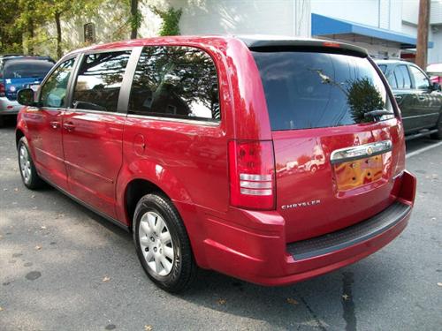 Chrysler Town and Country 2009 photo 2
