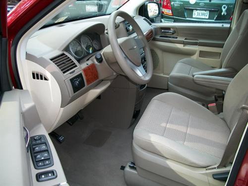 Chrysler Town and Country 2009 photo 3